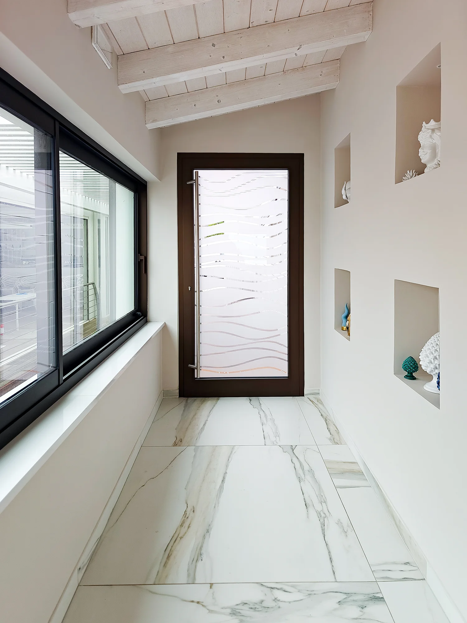 Portoncino in Alluminio Ponzio WS65THI – Finitura Ossidata Velvet Portoncino d'ingresso in alluminio Ponzio WS65THI finitura Ossidata Velvet con maniglione inox 316L e cerniere a scomparsa per ristorante sul mare Matha Club Sperlonga