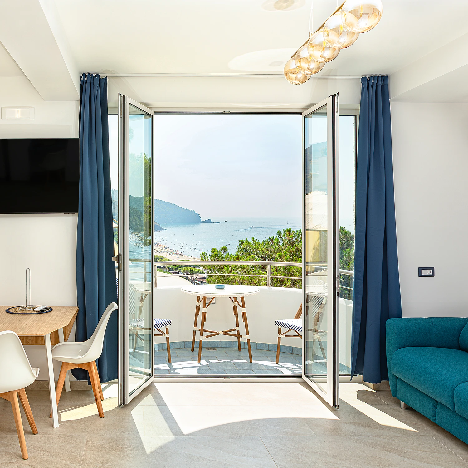 Porta Finestra Ponzio WS65THI ad Ante Aperte sul Mare Porta finestra Ponzio Linea Piana bianca ad ante aperte con vista panoramica sul mare di Sperlonga presso casa vacanze Vento Verde